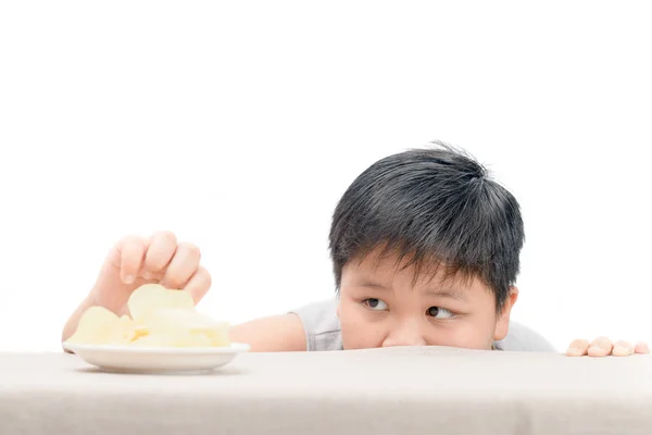 El gordo obeso está llegando a patatas fritas en la mesa — Foto de Stock