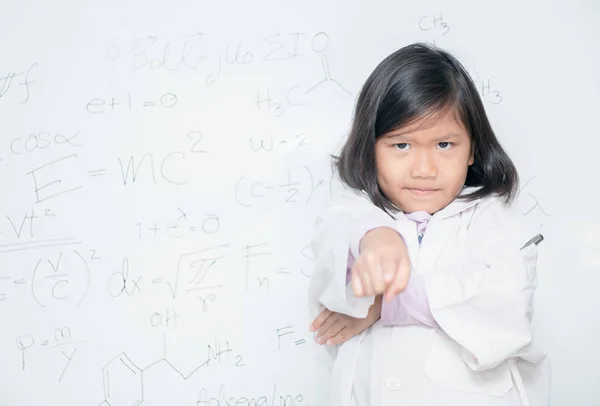 Wütender kleiner Wissenschaftler zeigt mit dem Finger auf weißen Borad — Stockfoto