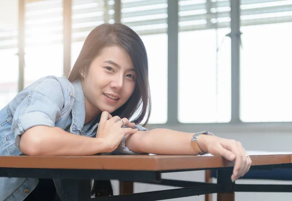 Vertrouwen lachende student Aziatisch meisje in de bibliotheek — Stockfoto