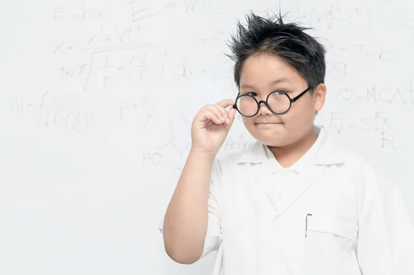 Mutlu bilim adamı çocuk giyim gözlük ile bilimsel beyaz borad üzerinde — Stok fotoğraf