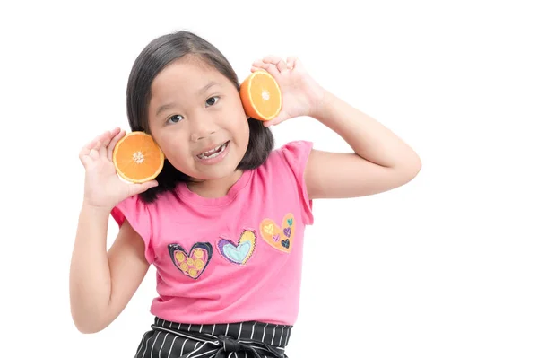 Carino asiatico ragazza giocare con fresco mandarino frutta — Foto Stock