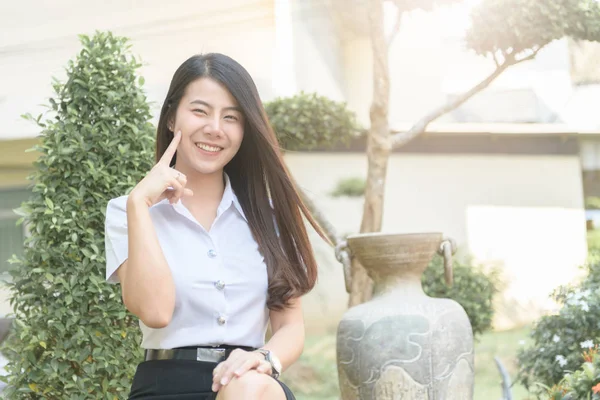 Мила молода азіатська жінка в уніформі студентська посмішка — стокове фото