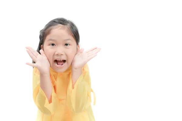 Glückliches Mädchen trägt gelben Regenmantel Lächeln isoliert — Stockfoto