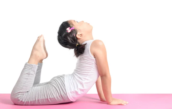 Haealthy asian kid training auf yoga matte — Stockfoto
