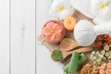 Bitkisel kompres ve beyaz tahta üzerinde Aloe vera 