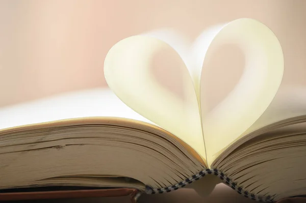 Page de livre en forme de coeur — Photo