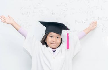 Mutlu bilim adamı kız giyim mezuniyet şapka.