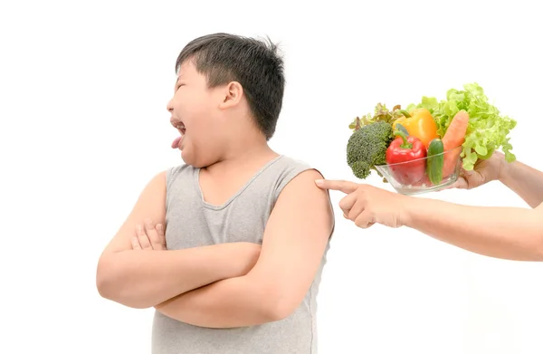 Αγόρι με έκφραση αηδίας εναντίον λαχανικά — Φωτογραφία Αρχείου