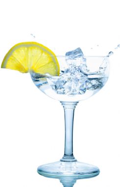 buz küpü sıçrama izole limon ile 