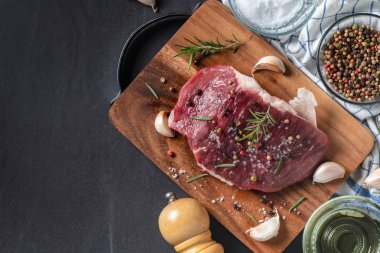 tuz sarımsak ile taze Dana Dana biftek için hazırlamak 