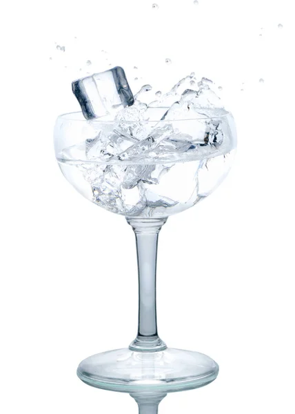 Splash de cubo de gelo em um copo de vinho de água — Fotografia de Stock