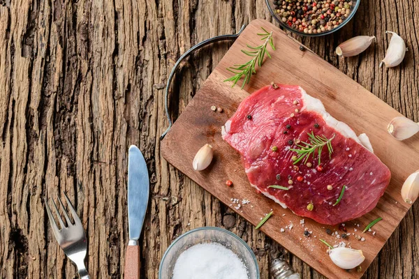 dana biftek, tuz sarımsak ve biberiye ile taze et hazırlamak 