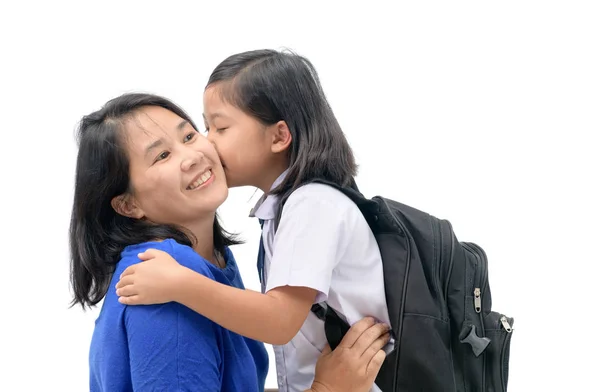 Sarılmak anne ve sevimli kız öğrenci öp — Stok fotoğraf