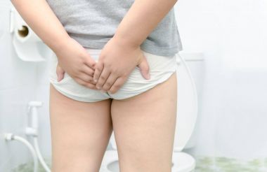 Çocuk ishal Holding kıçını tuvalette vardır,