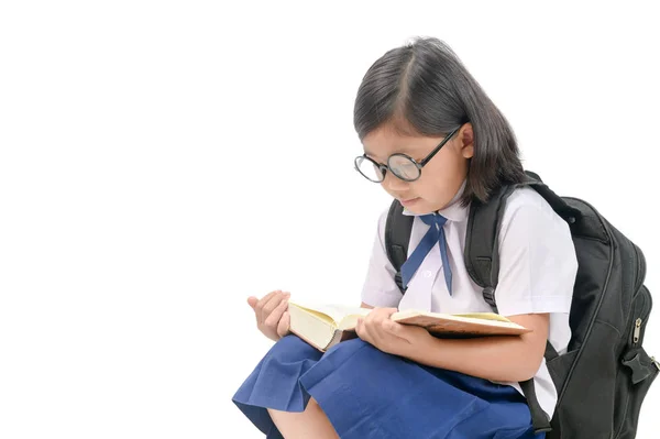 Asiático chica desgaste gafas lectura libro aislado — Foto de Stock