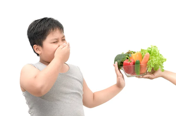 Menino com expressão de nojo contra legumes — Fotografia de Stock