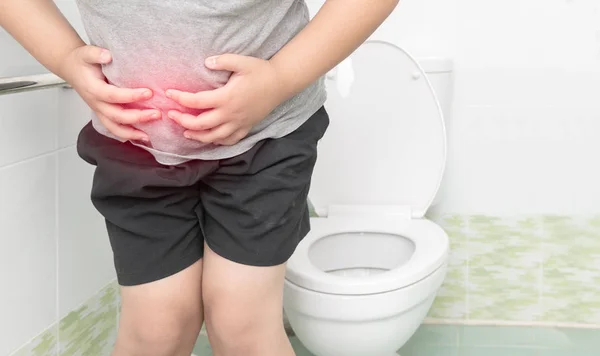 Menino gordo sofrer estômago e sentar-se no banheiro, diarréia — Fotografia de Stock