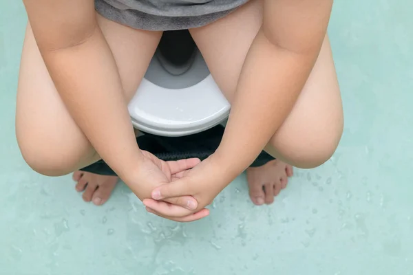 Dítě nešťastný sedí na WC, průjem — Stock fotografie