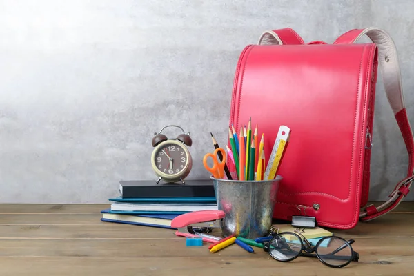 Forniture scolastiche e sacchetto della scuola — Foto Stock