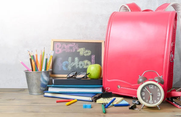 Testo a scuola su lavagna in gesso nero con borsa — Foto Stock