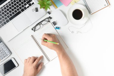 İş adamı boş dizüstü masa üzerine yazma