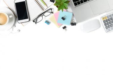 Beyaz ofis resepsiyon masası dizüstü bilgisayar, akıllı telefon ve malzemeleri 