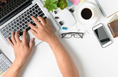 Modern beyaz ofis resepsiyon masası üzerinde dizüstü bilgisayar yazmaya elini adam 