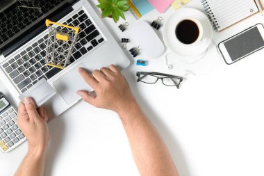 Çevrimiçi alışveriş için kredi kartı kullanan bir adamın en üst görüntüsü 