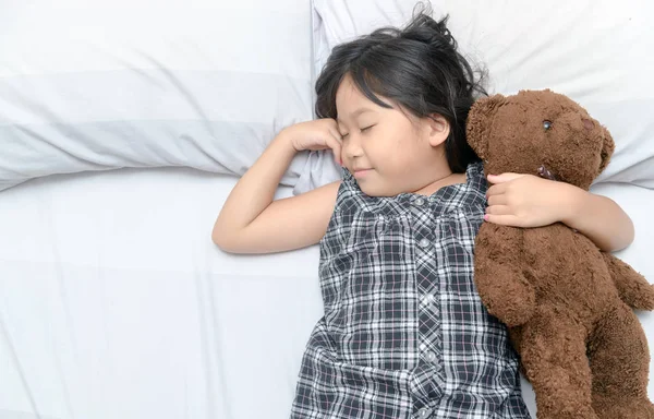 可爱的女孩睡在床上与泰迪熊 — 图库照片