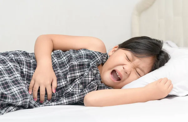 Niño asiático que sufre de dolor de estómago — Foto de Stock