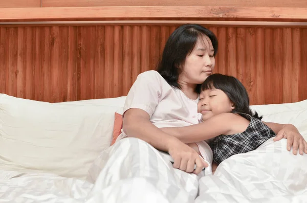 Madre y su hija abrazándose mientras duerme — Foto de Stock