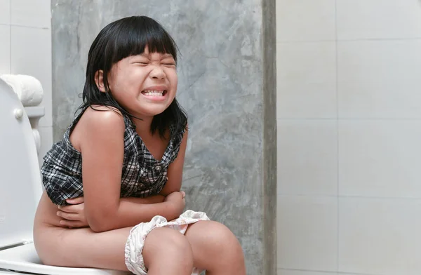 Fille sentir la douleur avec la constipation dans la salle de bain — Photo