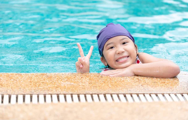 Feliz niña sonrisa y usar gorra de natación — Foto de Stock