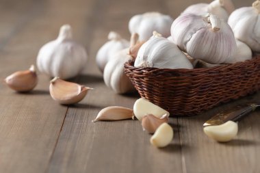 Bambu sepet ahşap üzerine sarımsak 