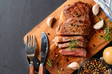 Baharat ile ızgara sığır eti biftek dilimlenmiş