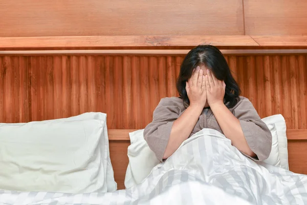 Istri sedih duduk di tempat tidur, konsep emosi — Stok Foto