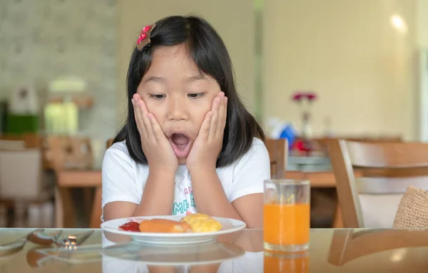 Los niños están entusiasmados con el menú del desayuno — Foto de Stock