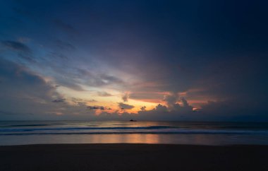 Nakhon Si Thammarat, Khanom plajında Sunrise 'da güzel bulutlu bir gün.