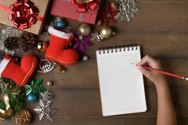 Küçük bir el yazısı, süslemeli ve hediyeli boş bir not kağıdı üzerine. 