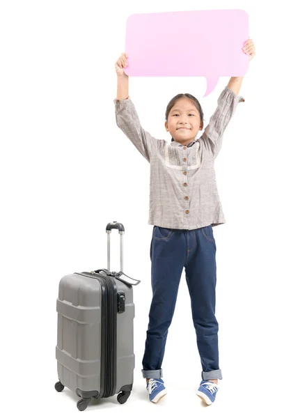 Niedliche Mädchen Reisenden stehen mit Koffer und halten Sprechblase — Stockfoto