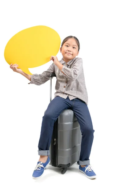 Voyageur enfant assis sur une valise et tenant du papier à bulles — Photo