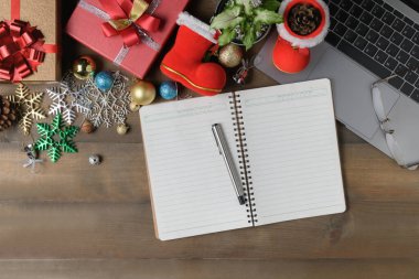 Süslemeleri ve hediye kutuları olan boş not kağıdı, 