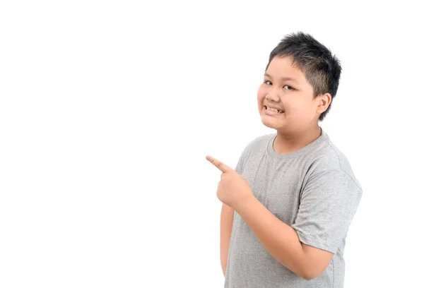 Χαρούμενο χοντρό αγόρι που δείχνει τα δάχτυλα απομονωμένο — Φωτογραφία Αρχείου