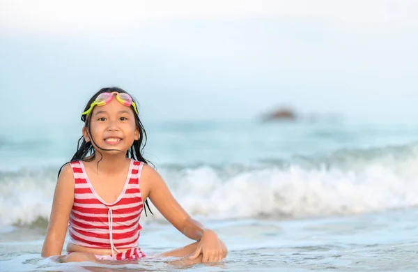 Niedlich asiatische Mädchen spielen Welle auf Strand, — Stockfoto