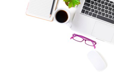 Beyaz ofis resepsiyon masası ile dizüstü bilgisayar,