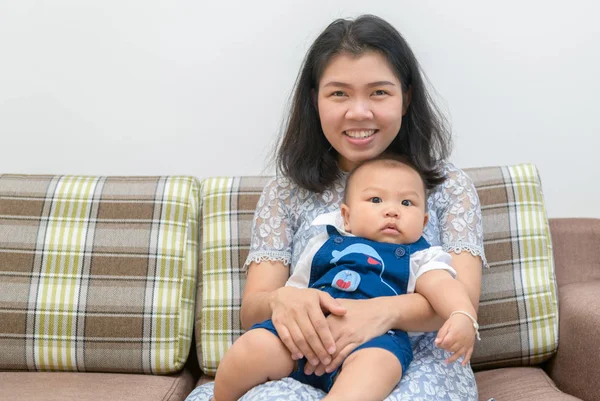 Feliz madre asain sonrisa y sentarse con su bebé — Foto de Stock