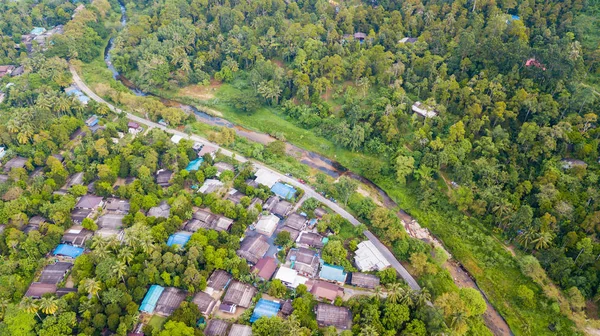 Paisaje de vista aérea del pueblo de Kiriwong desde el dron , — Foto de Stock