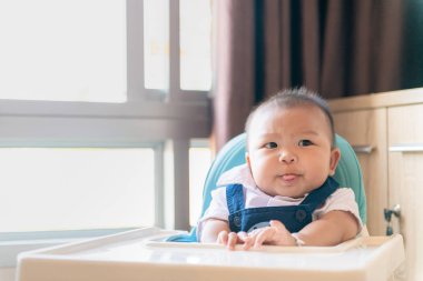 Anoreksiya, bebek çocuk, beslenme sandalyesine otur disgu ifadesiyle.