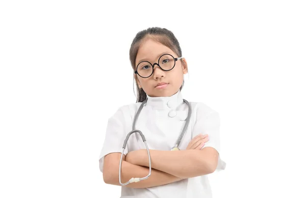 Carino asiatico bambino in medico cappotto con stetoscopio isolato — Foto Stock