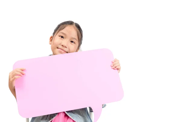 Retrato de linda chica asiática sosteniendo vacío de habla rosa burbuja — Foto de Stock